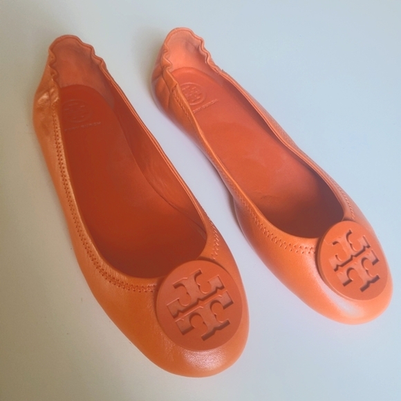 Tory Burch Shoes - TORY BURCH 🏷️NEW " Minnie" Leather LOGO Flat w/ Elastic & Rubber Sole 7.5